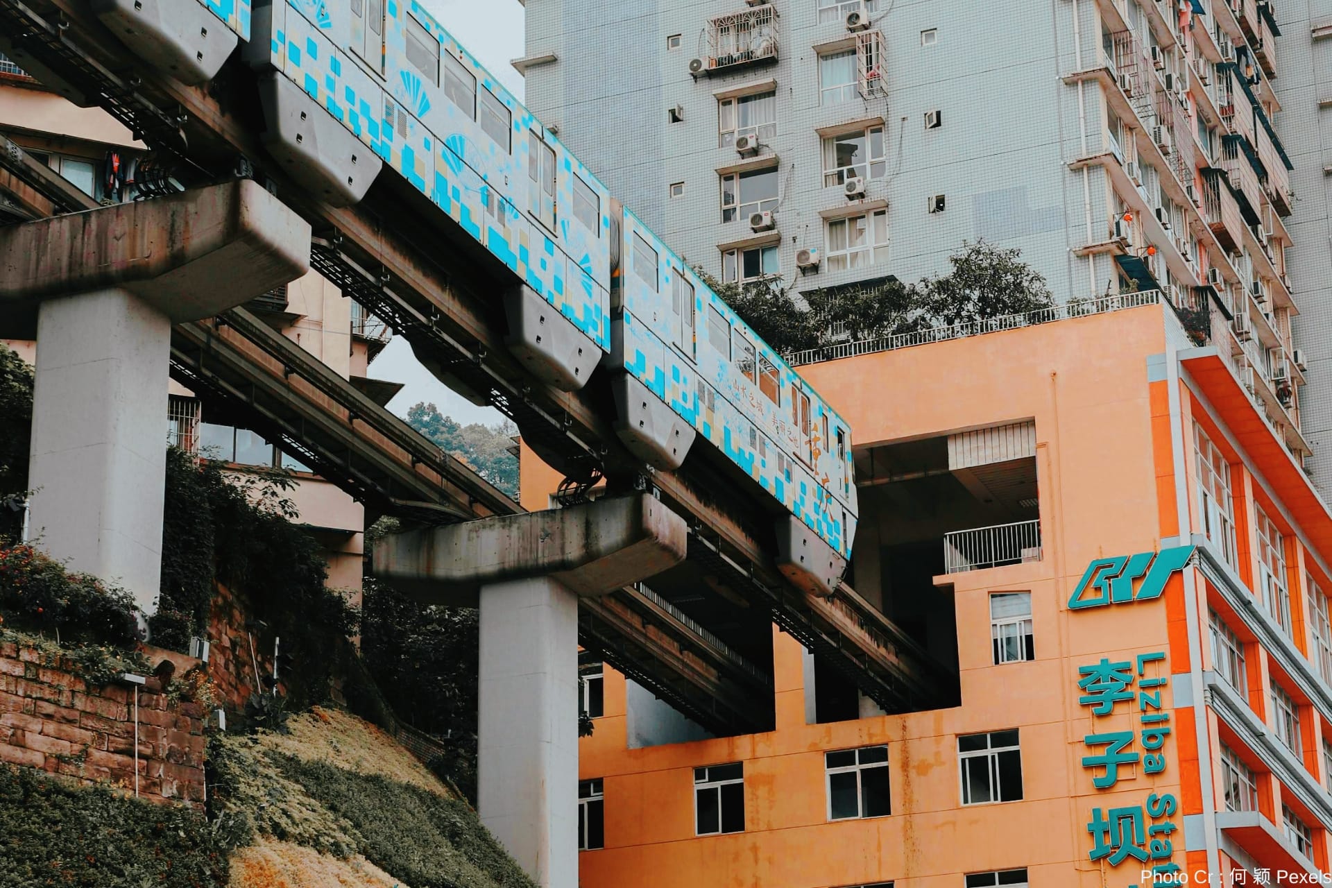 รถไฟทะลุตึก